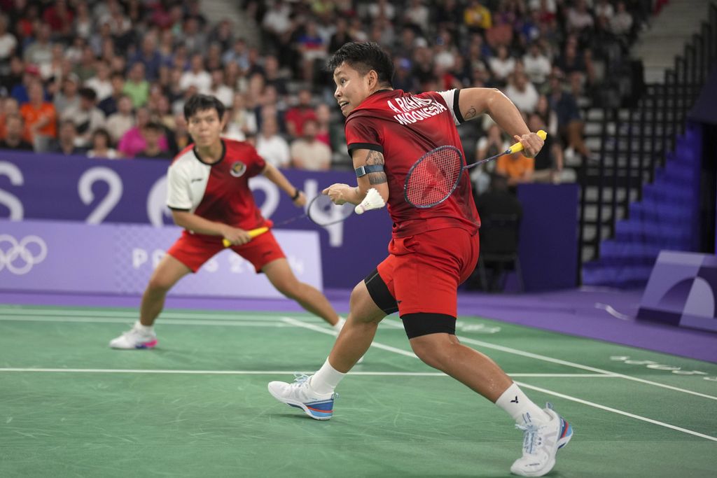 Ganda putri Indonesia, Apriyani Rahayu (kiri) dan Siti Fadia Silva Ramadhanti, saat melawan ganda Jepang, Mayu Matsumoto/Wakana Nagahara, pada laga pertama fase penyisihan bulu tangkis Olimpiade Paris 2024 di Porte de la Chapelle Arena, Paris, Sabtu (27/7/2024). 