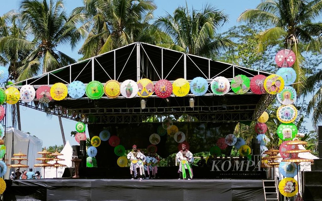 Pentas tari selama 30 jam ditampilkan dalam Borobudur Tridaya Festival, seperti terlihat pada Jumat (22/12/2023).