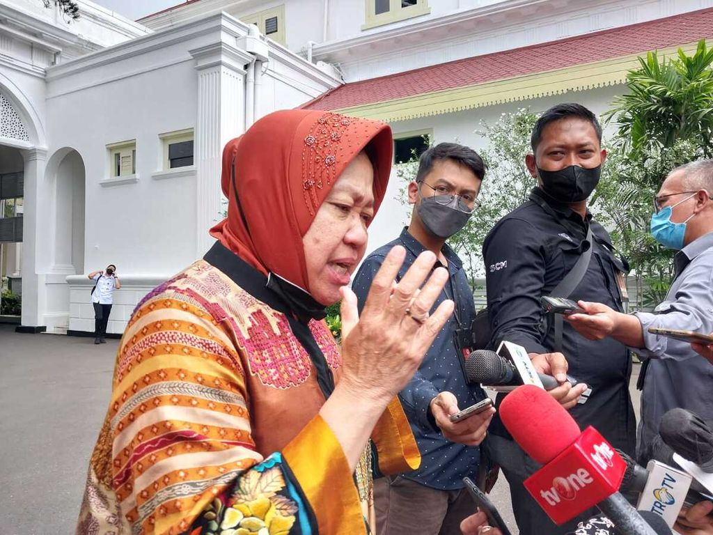 Menteri Sosial Tri Rismaharini saat menjawab pertanyaan media di Kompleks Istana Kepresidenan, Senin (29/8/2022).