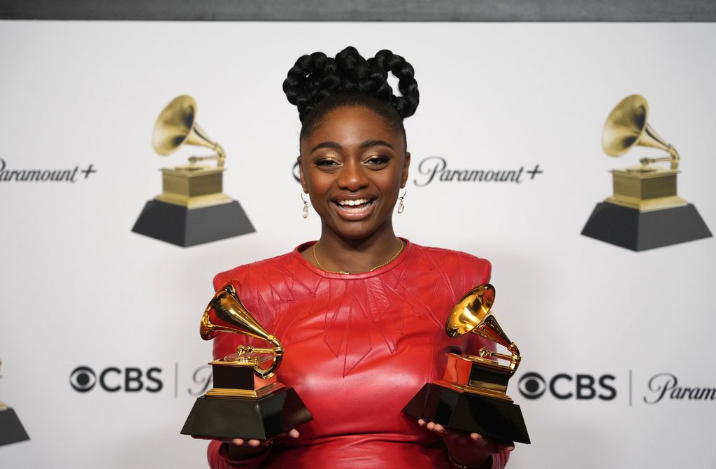 Samara Joy, pemenang album vokal jaz terbaik untuk <i>Linger Awhile</i> dan Artis Pendatang Baru Terbaik, berpose di ruang pers dalam penghargaan Grammy tahunan ke-65, Minggu, 5 Februari 2023, di Los Angeles.