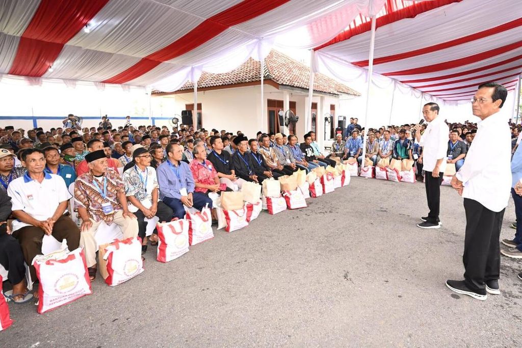Presiden Joko Widodo menyerahkan bantuan pangan beras cadangan pangan pemerintah di Gudang Bulog Sendangsari, Kabupaten Bantul, Daerah Istimewa Yogyakarta, Selasa (30/1/2024). 
