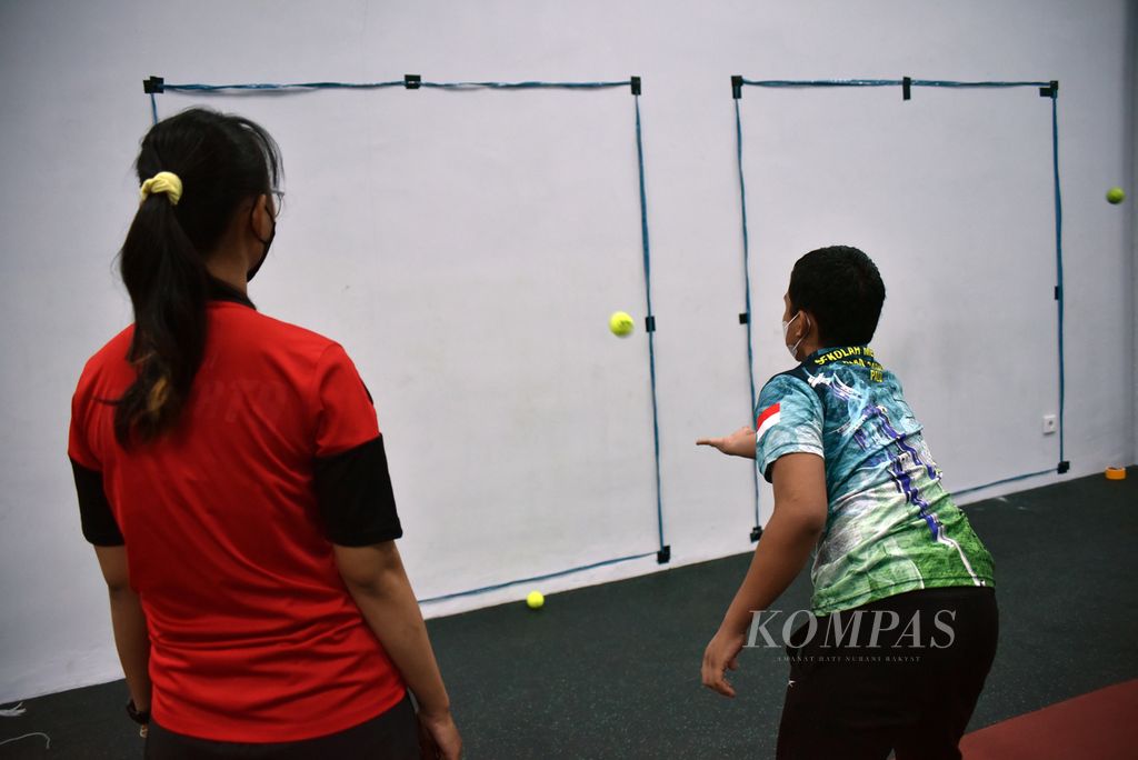 Anak-anak seleksi hari pertama sentra pembinaan Desain Besar Olahraga Nasional di Universitas Negeri Jakarta, Rabu (13/7/2022). Hari pertama seleksi terdiri dari tes antropometri, kesehatan umum, serta biomotorik umum dan spesifik. 