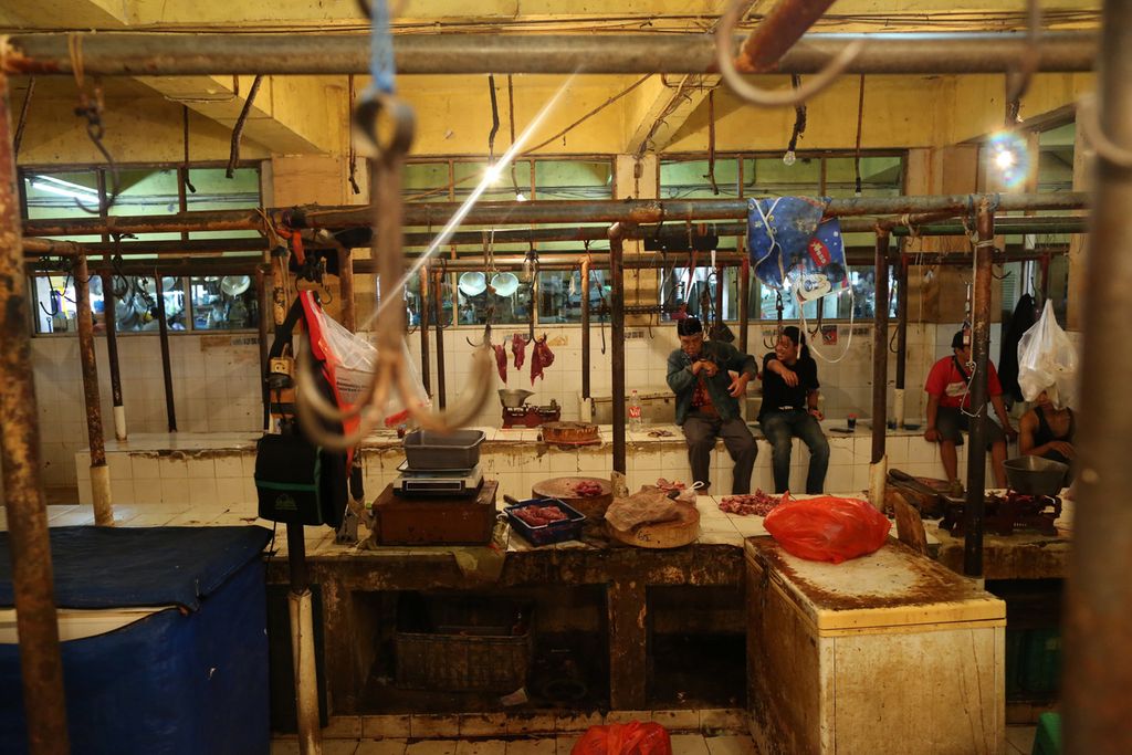 Pedagang daging sapi menunggu pembeli di Pasar Kebayoran Lama, Rabu (2/3/2022). Setelah mogok selama dua hari, beberapa pedagang mulai berjualan lagi.