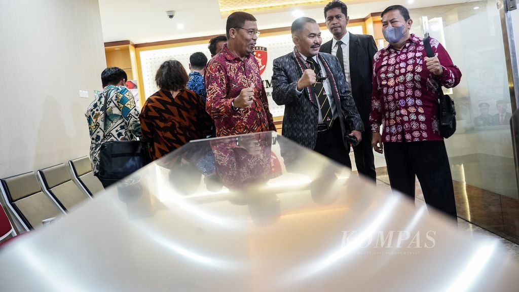 Tim kuasa hukum keluarga almarhum Brigadir Nofriansyah Josua Hutabarat, Kamaruddin Simanjuntak (kedua dari kiri) dan Johnson Panjaitan (kiri), tiba di Bareskrim Mabes Polri, Jakarta, Senin (18/7/2022). 