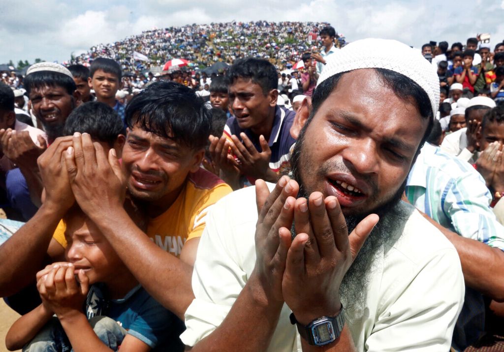 Pengungsi Rohingya di kamp Kutupalong, Coxs Bazar, Bangladesh, 25 Agustus 2019, memanjatkan doa untuk keluarga mereka yang telah meninggal akibat kekejaman militer Myanmar. 