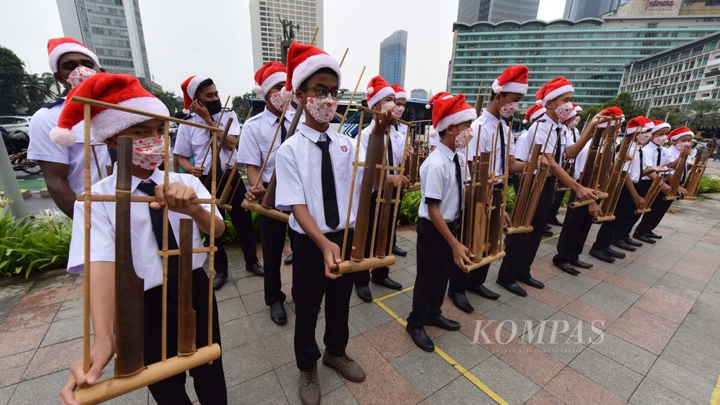 Atraksi permainan angklung menyemarakkan kegiatan Christmas in Jakarta di Bundaran HI, Jakarta, Selasa (21/12/2021). Angklung sejak lama diakui sebagai warisan budaya tak benda UNESCO.