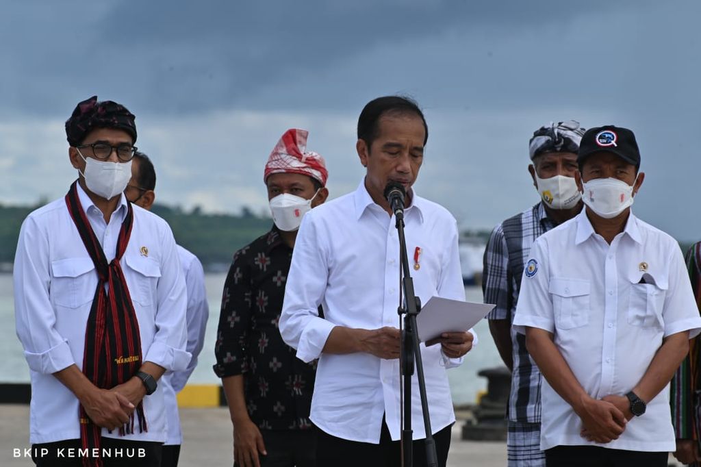 Presiden Joko Widodo ((ketiga dari kiri) meresmikan tiga pelabuhan penyeberangan dan satu kapal penyeberangan di Wakatobi, Sulawesi Tenggara, Kamis (9/6/2022), 