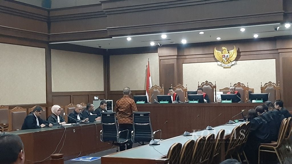 Bekas Direktur Utama PT Garuda Indonesia (Persero) Tbk Emirsyah Satar sedang berdiri saat mendengarkan putusan di Pengadilan Tindak Pidana Korupsi Jakarta, Rabu (31/7/2024). Emirsyah Satar divonis 5 tahun penjara dalam perkara korupsi pengadaan pesawat CRJ-1000 dan ATR 72-600 di PT Garuda Indonesia.