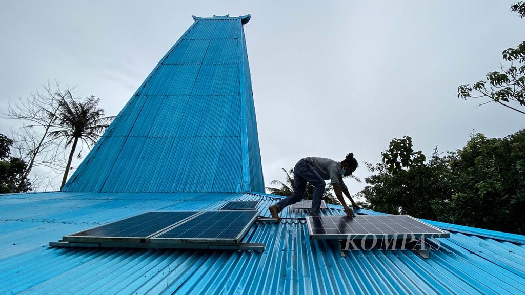 Charles Corolus Klaping, seorang perkerja dari lembaga internasional dalam proyek pengembangan energi Hivos, melakukan perawatan secara berkala panel surya di Dusun Palahonang, Desa Rakawutu, Kecamatan Lewa, Sumba Timur, Nusa Tenggara Timur, Jumat (5/2/2021). Panel surya tersebut menyuplai listrik yang didistribusikan ke warga melalui kios energi.