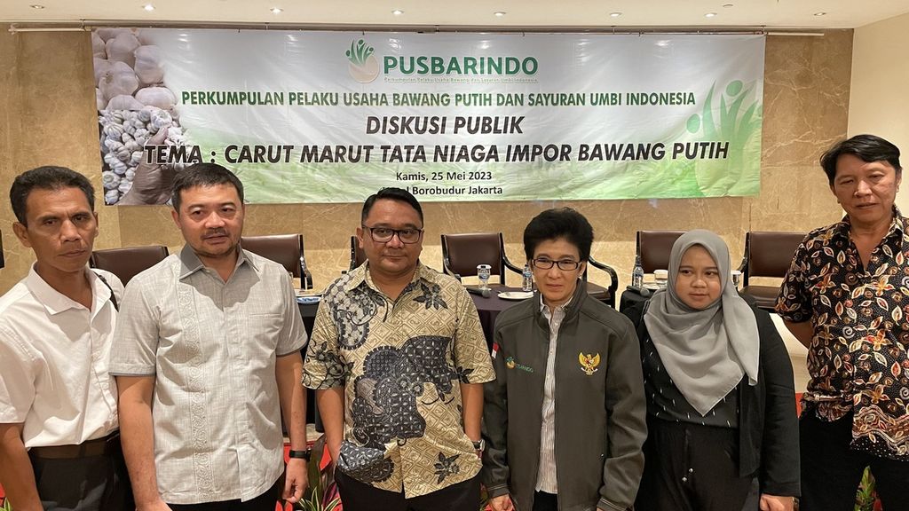 Ketua Umum Perkumpulan Pelaku Usaha Bawang Putih dan Sayuran Umbi Indonesia (Pusbarindo) Antonius Reinhard Batubara (tiga dari kiri) saat ditemui setelah diskusi yang digelar Pusbarindo di Jakarta, Kamis (25/5/2023).