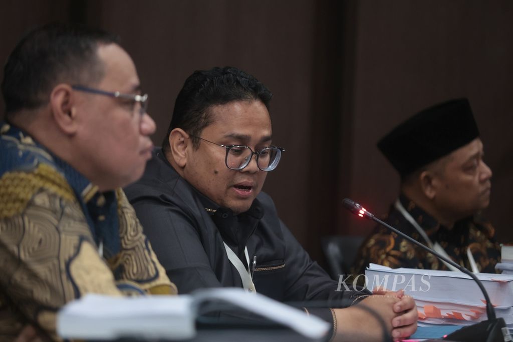 Ketua Badan Pengawas Pemilu (Bawasalu) Rahmat Bagja (tengah) didampingi anggota Bawaslu, Puadi (kanan) dan Herwyn Jefler H Malonda, di Jakarta, Rabu (13/9/2023). 