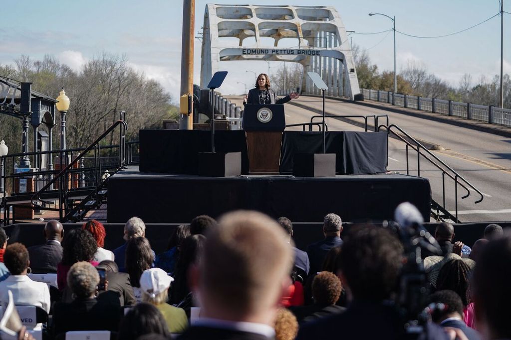 Wakil Presiden Amerika Serikat Kamala Harris berpidato pada peringatan 59 tahun peristiwa ”Bloody Sunday” di jembatan penyeberangan Selma di Selma, Alabama, AS, 5 Maret 2024. Pada kesempatan itu, Harris menyerukan ”gencatan senjata secepatnya” di Gaza, meski ia juga menekankan bahwa Israel punya hak membela diri. 