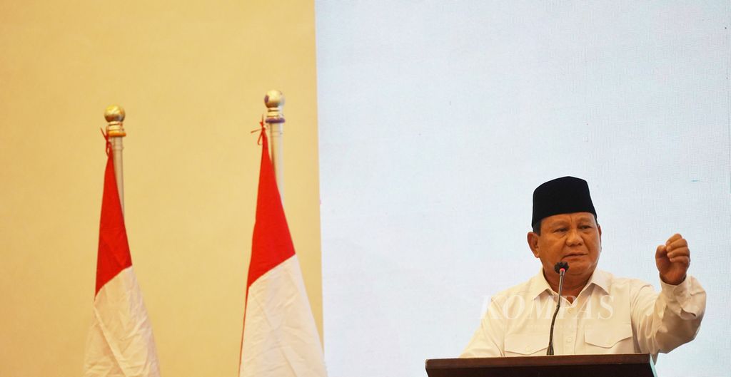 Calon presiden nomor urut 2 Prabowo Subianto saat hendak berpidato dalam Deklarasi Dukungan Prabowo-Gibran oleh Generasi Muda Islam (Gemuis) di Balai Kartini, Jakarta, Senin (18/12/2023). 