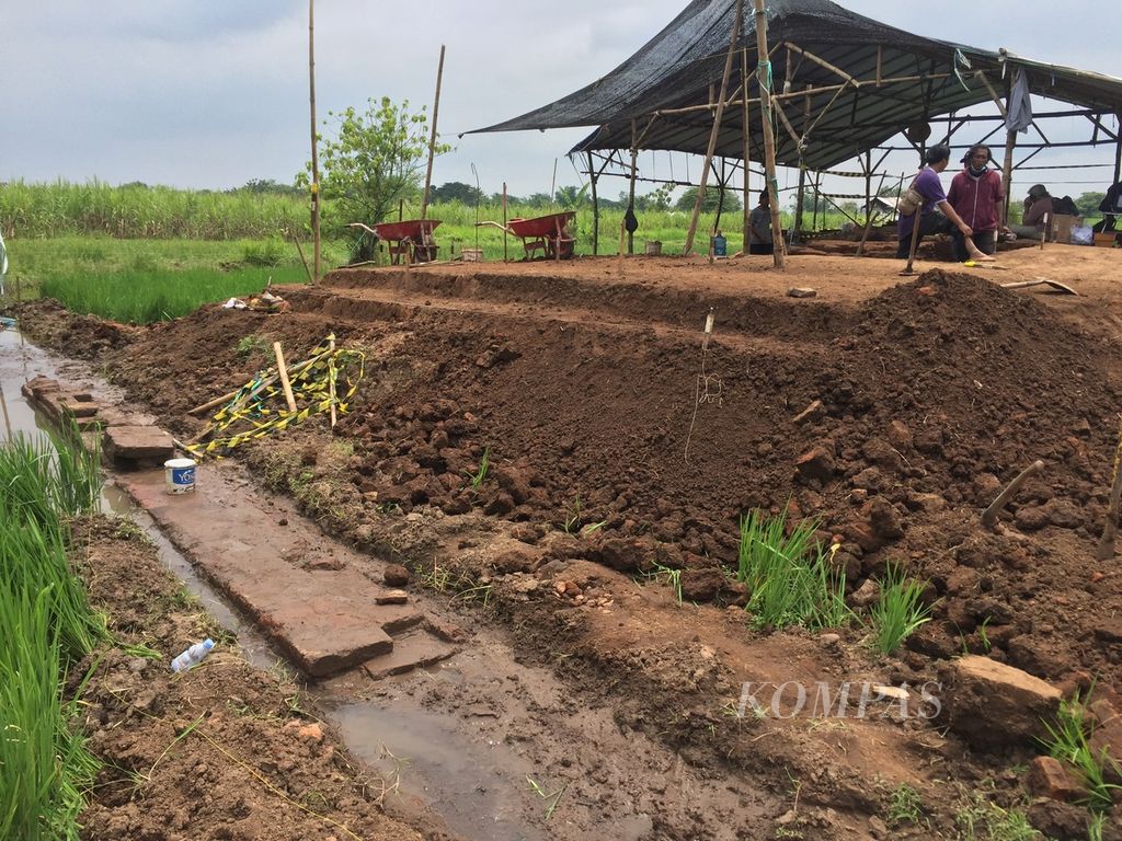 Penampakan struktur bata kuno setelah hari terakhir ekskavasi tahap kedua Situs Gemekan di Dusun Kedawung, Desa Gemekan, Kecamatan Sooko, Kabupaten Mojokerto, Jawa Timur, Minggu (6/3/2022). 