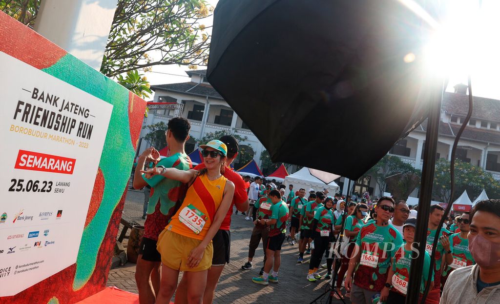 Gaya peserta saat foto setelah mengikuti ajang lari Bank Jateng Friendship Run di Gedung Lawang Sewu, Kota Semarang, Jawa Tengah, Minggu (25/6/2023). Friendship Run yang diikuti 1.000 peserta tersebut merupakan rangkaian penyelenggaraan Borobudur Marathon 2023. 