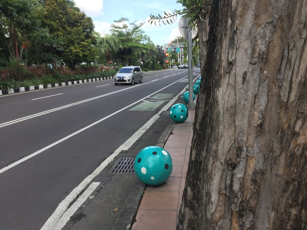 Situasi lalu lintas yang lengang di Jalan Raya Darmo, Surabaya, Jawa Timur, Minggu (1/5/2022) atau sehari sebelum Lebaran 2022. Lalu lintas lengang karena sebagian warga Surabaya mudik untuk merayakan Lebaran di kampung halaman.