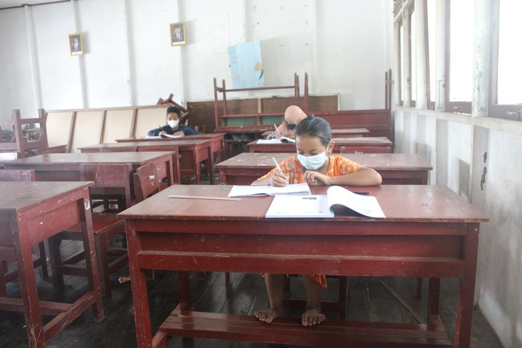 Siswa-siswa kelas V SDN Talio Muara I di Kabupaten Pulang Pisau, Kalimantan Tengah sedang belajar tatap muka karena tidak bisa mengikuti sekolah daring (18/9/2021). Mereka saat itu sedang belajar pelajaran matematika yang mereka anggap tidak bisa dilaksanakan dan dipahami jika dilakukan secara daring.