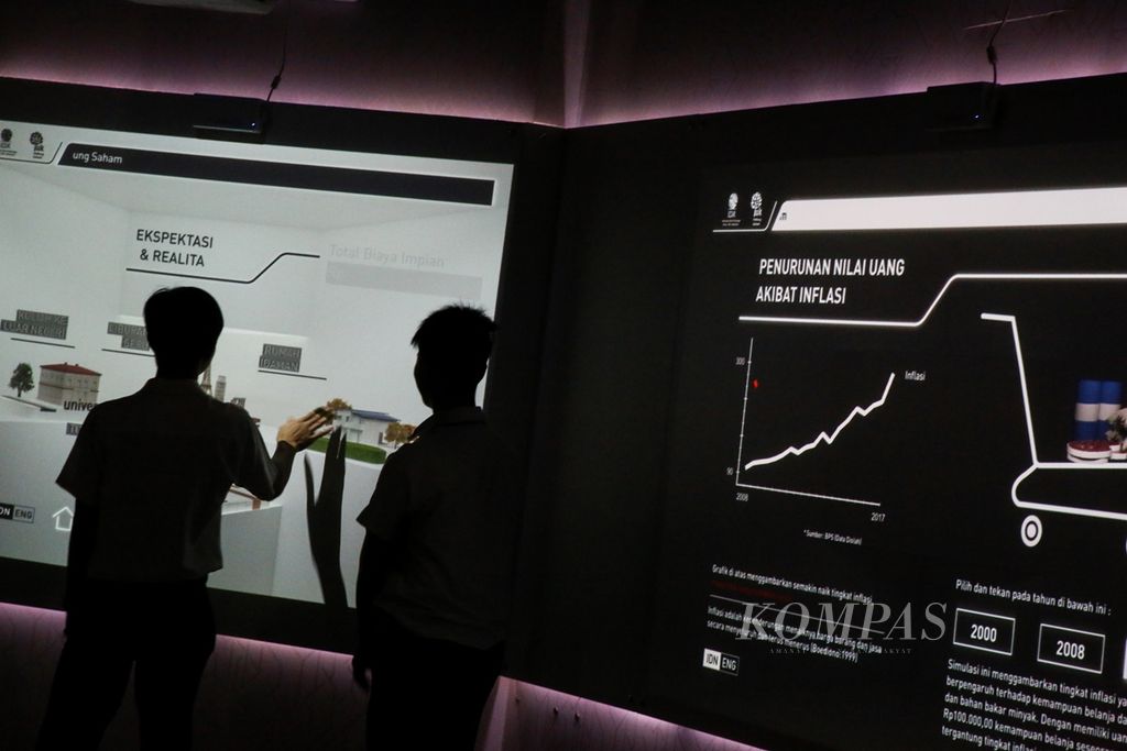 Pelajar mencoba berbagai simulasi investasi yang atraktif di Galeri Yuk Nabung Saham di Bursa Efek Indonesia, Jakarta, Selasa (24/9/2019). 