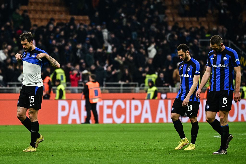 Ekspresi bek Inter Milan, Stefan de Vrij (kanan), setelah pertandingan Liga Italia antara Inter Milan dan Juventus di Stadion Giuseppe Meazza, Milan, 19 Maret 2023. 