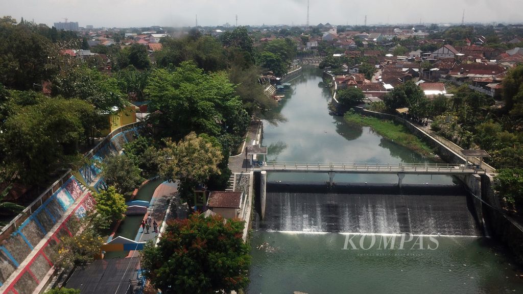 Wisatawan mengunjungi obyek wisata Bendung Lepen di bantaran Sungai Gajahwong di Kelurahan Giwangan, Umbulharjo, Yogyakarta, Sabtu (3/9/2022).