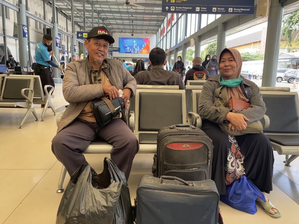 Sarona dan suaminya, Takroni, hendak mudik ke Tegal, Jawa Tengah, menggunakan kereta dari Stasiun Pasar Senen, Jakarta Pusat, Senin (3/4/2023).