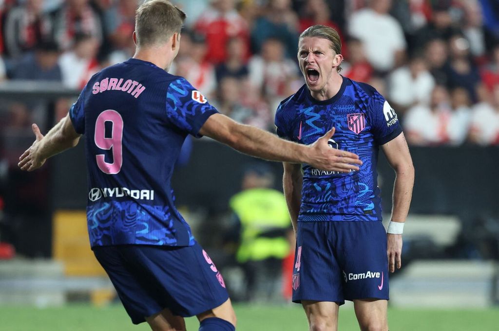 Pemain Atletico Madrid, Conor Gallagher (kanan), bersama Alexander Sorloth merayakan keberhasilan mencetak gol ke gawang Rayo Vallecano pada laga Liga Spanyol di Stadion Vallecas, Madrid, Spanyol, Minggu (22/9/2024). 