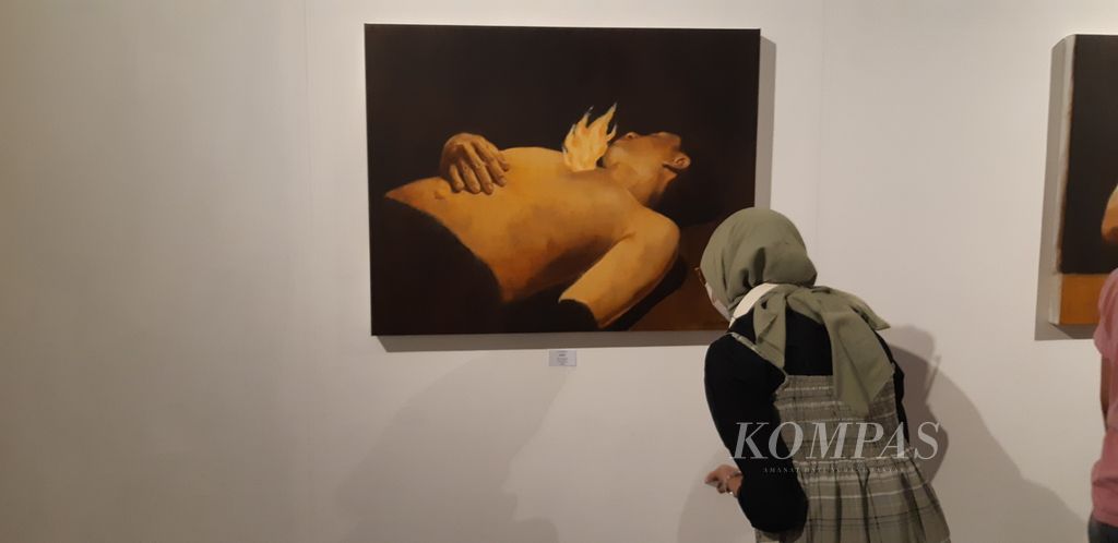 Lukisan berjudul "Burn" dipamerkan di pameran seni rupa Preliminaries di Orbital Dago, Bandung, yang berlangsung 21 Maret hingga 30 April 2023. Pameran ini berbicara tentang pengalaman dari persoalan kematian oleh dua perupa peserta, Lucky Supriadi dan Tria Aryadi Harijoto. Pameran dikuratori Mujahidin Nurrahman.