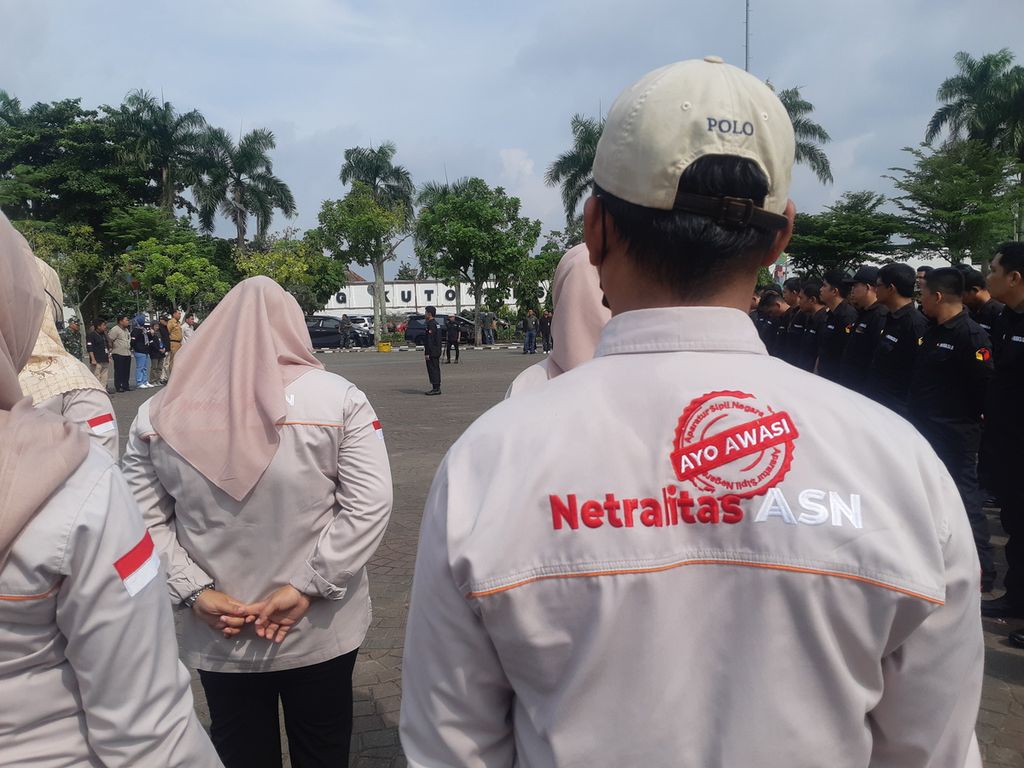 Pesan netralitas ASN pada pakaian yang dikenakan peserta apel Siaga Pengawasan Satu Tahun Menuju Pemilihan Umum 2024 di pelataran Benteng Kuto Besak, Palembang, Sumatera Selatan, Selasa (14/2/2023). 