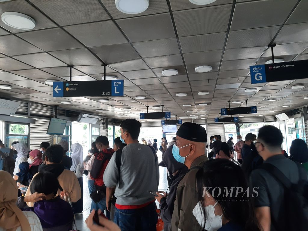 Antrean penumpang di Halte Harmoni, Jakarta Pusat, Senin (27/2/2023).