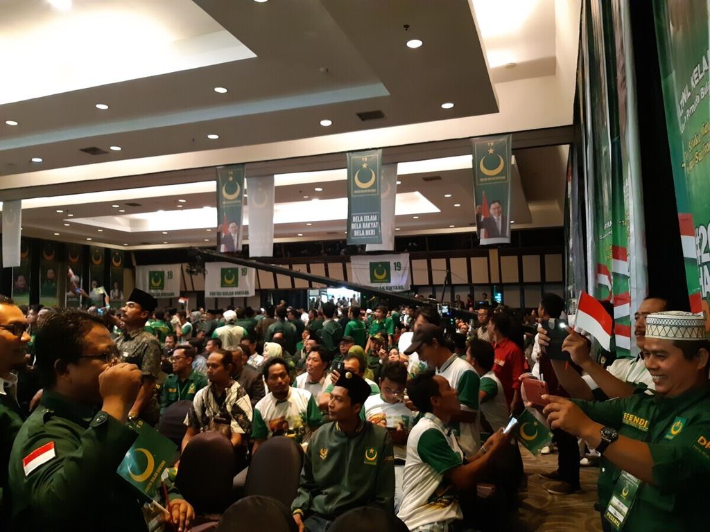 Sejumlah anggota Partai Bulan Bintang berswafoto jelang Rapat Koordinasi Nasional di Jakarta Utara, Minggu (27/1/2019).