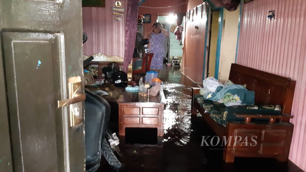 Warga Kelurahan Palangka, Kota Palangkaraya, Kalimantan Tengah, mencoba menyelematkan barang-barangnya dari banjir yang merendam rumahnya pada Minggu (10/3/2024). 