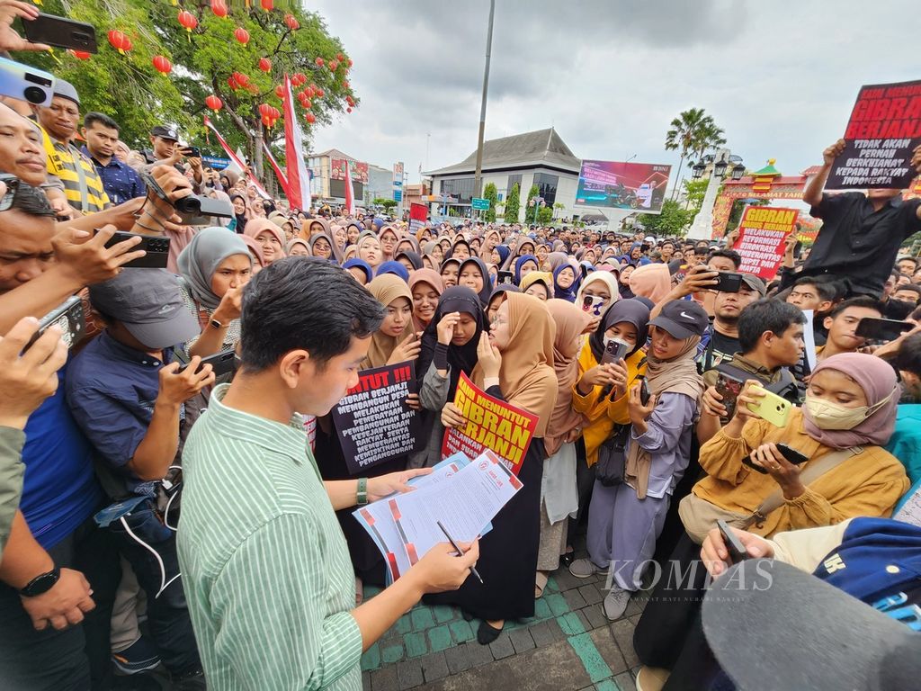 Calon wakil presiden nomor urut 2, Gibran Rakabuming Raka, menemui massa yang menggelar unjuk rasa di Balai Kota Surakarta, Jawa Tengah, Selasa (6/2/2024). Ini pertama kalinya Gibran melakukan aksi semacam itu sejak menjabat sebagai Wali Kota Surakarta sejak 2021 lalu.