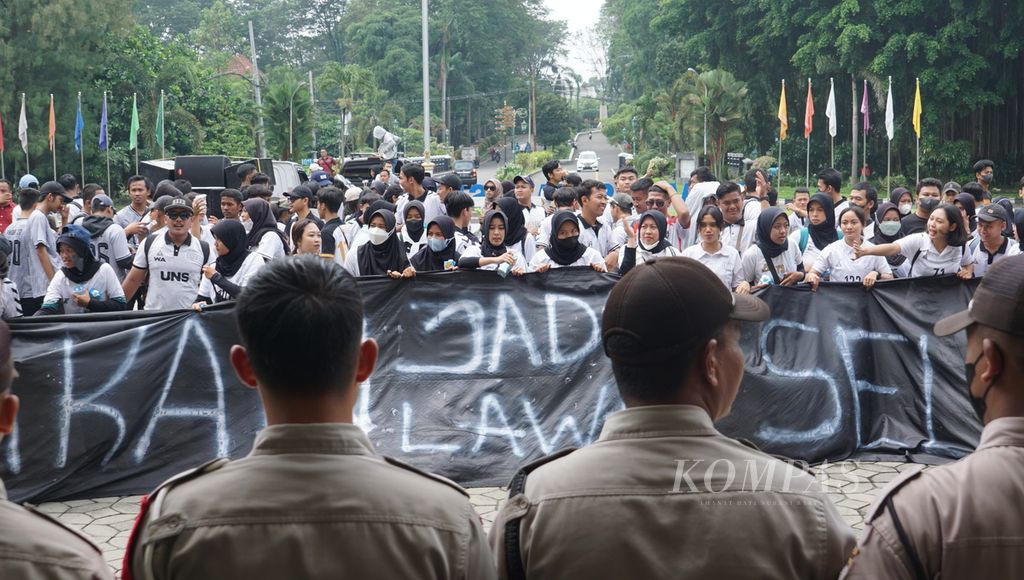 Ratusan mahasiswa Fakultas Keolahragaan Universitas Sebelas Maret menggelar unjuk rasa di Kota Surakarta, Jawa Tengah, Kamis (2/2/2023).