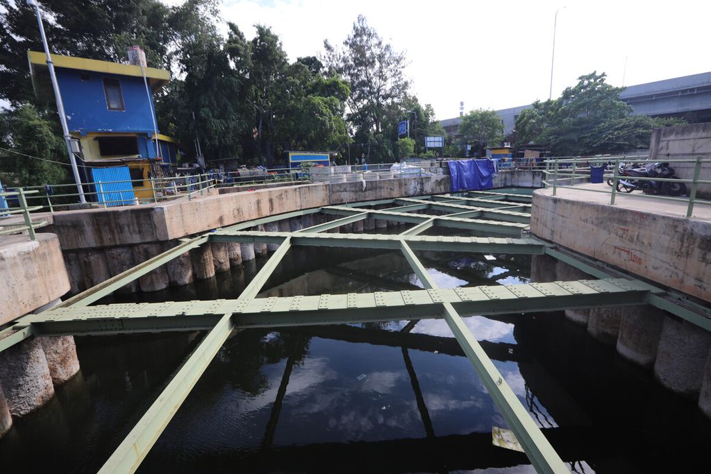Lokasi pintu keluar air (<i>oulet</i>) sodetan Ciliwung di Kali Cipinang, Jakarta Timur, Selasa (14/1/2020). 