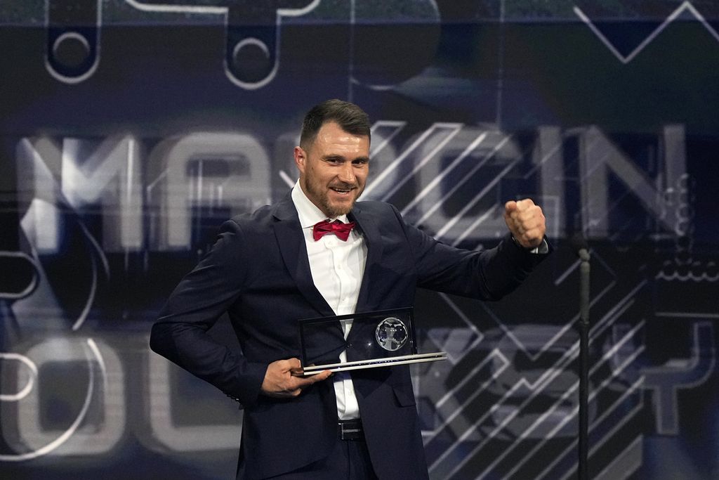 Pesepak bola amputasi Marcin Oleksy saat menerima Penghargaan Pukas, di Paris, Perancis, Senin (27/2/2023).