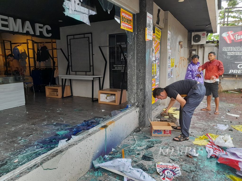 Kondisi toko di kantor Arema FC di Jalan Mayjen Panjaitan, Kota Malang, Jawa Timur, yang rusak setelah unjuk rasa oleh kelompok suporter yang mengatasnamakan diri Arek Malang Bersatu, Minggu (29/1/2023). 