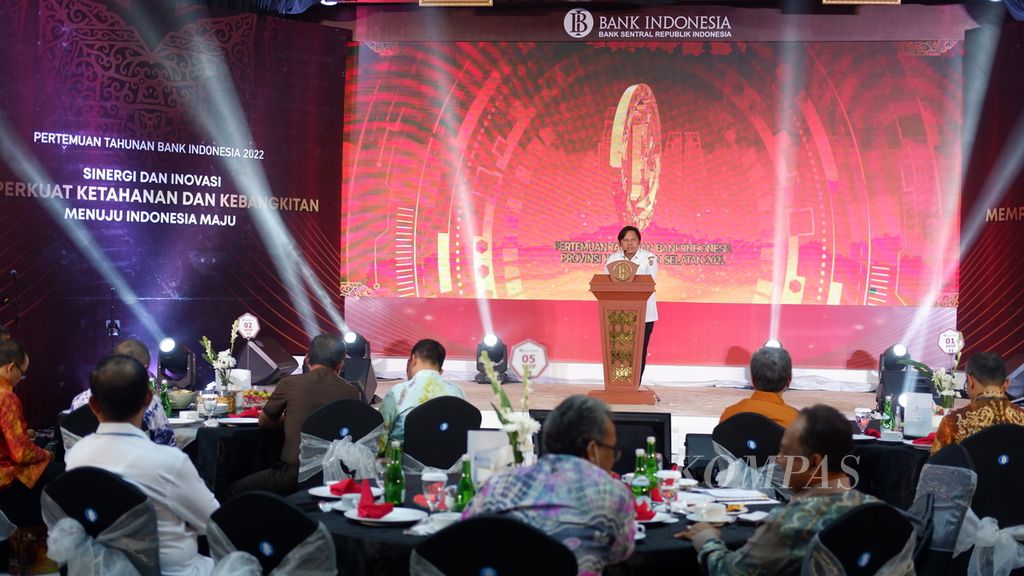 Sekretaris Daerah Provinsi Kalimantan Selatan Roy Rizali Anwar (depan podium) memberi arahan dalam acara Pertemuan Tahunan Bank Indonesia 2022, yang diselenggarakan Kantor Perwakilan Bank Indonesia Provinsi Kalimantan Selatan di Gedung Mahligai Pancasila, Banjarmasin, Rabu (30/11/2022).