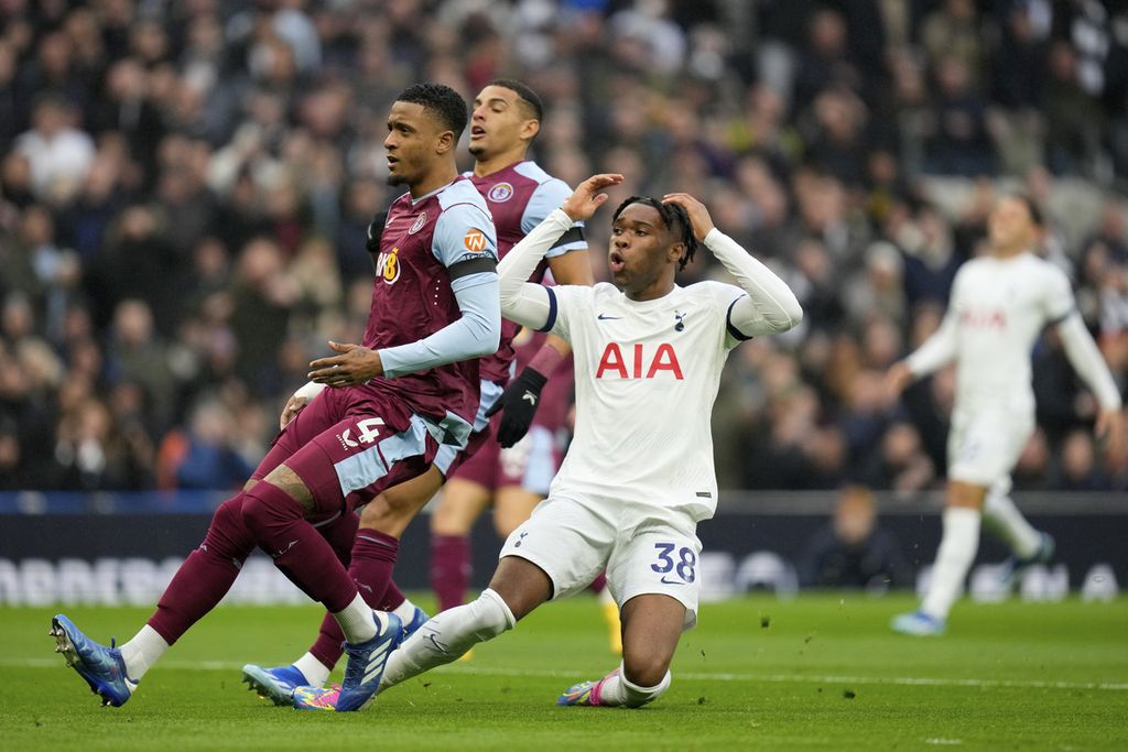Reaksi pemain Tottenham Hotspur, Destiny Udeoge, setelah gagal mencetak gol dalam pertandingan Liga Inggris antara Tottenham Hotspur dan Aston Villa di Stadion Tottenham Hotspur, London, MInggu (26/11/2023). Spurs akan bertandang ke markas Manchester City, Minggu (3/12/2023). 