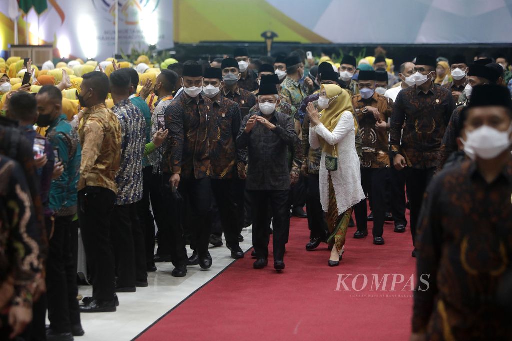 Wakil Presiden Ma'ruf Amin bersama Ibu Wury Ma'ruf Amin menyapa muktamarin seusai menutup Muktamar ke-48 Muhammadiyah dan Aisyiyah di Edutorium Universitas Muhammadiyah Surakarta (UMS), Jawa Tengah, Minggu (20/11/2022). 