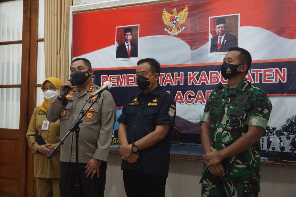 Bupati Cilacap Tatto Suwarto Pamuji (kedua dari kanan) bersama jajarannya saat jumpa pers terkait kasus Omicron di Cilacap, Jawa Tengah, Senin (24/1/2022).