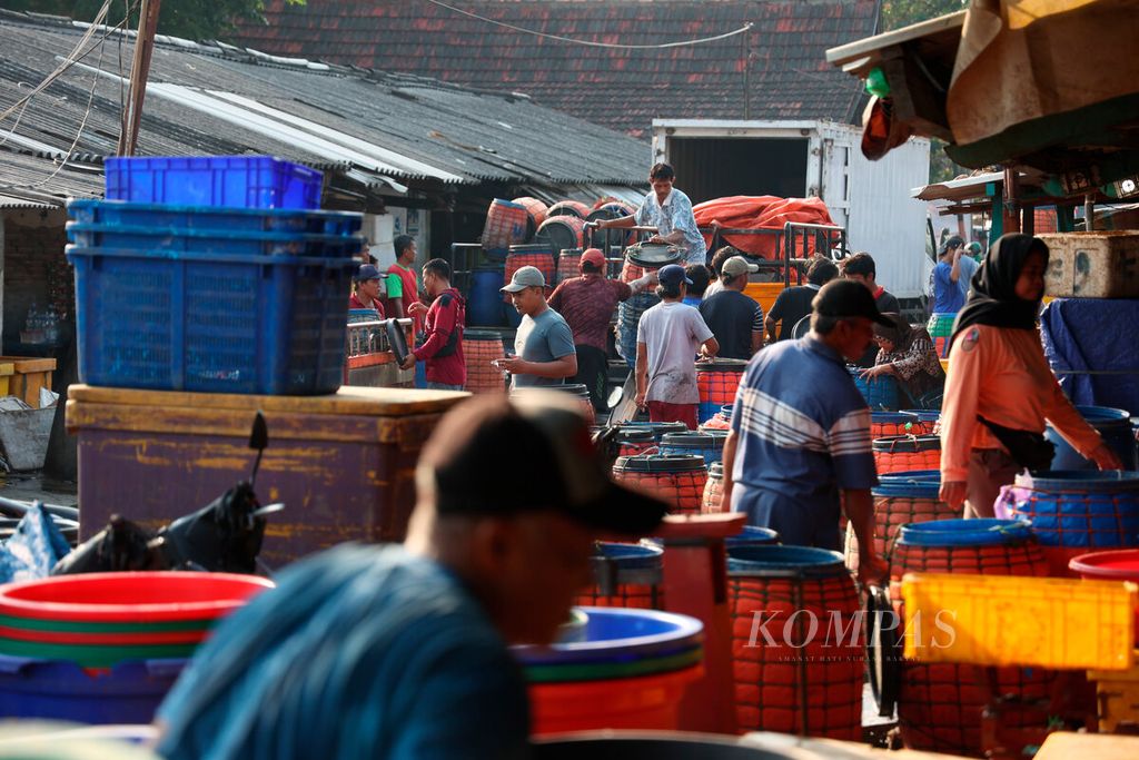 Aktivitas sore hari pengepul dan pedagang bongkar muat komoditas perikanan di Pasar Ikan Pengapon, Kota Semarang, Jawa Tengah, Rabu (23/8/2023). Tanpa pengawasan yang memadahi, ikan impor bisa dengan mudah merembes ke pasar tradisional.