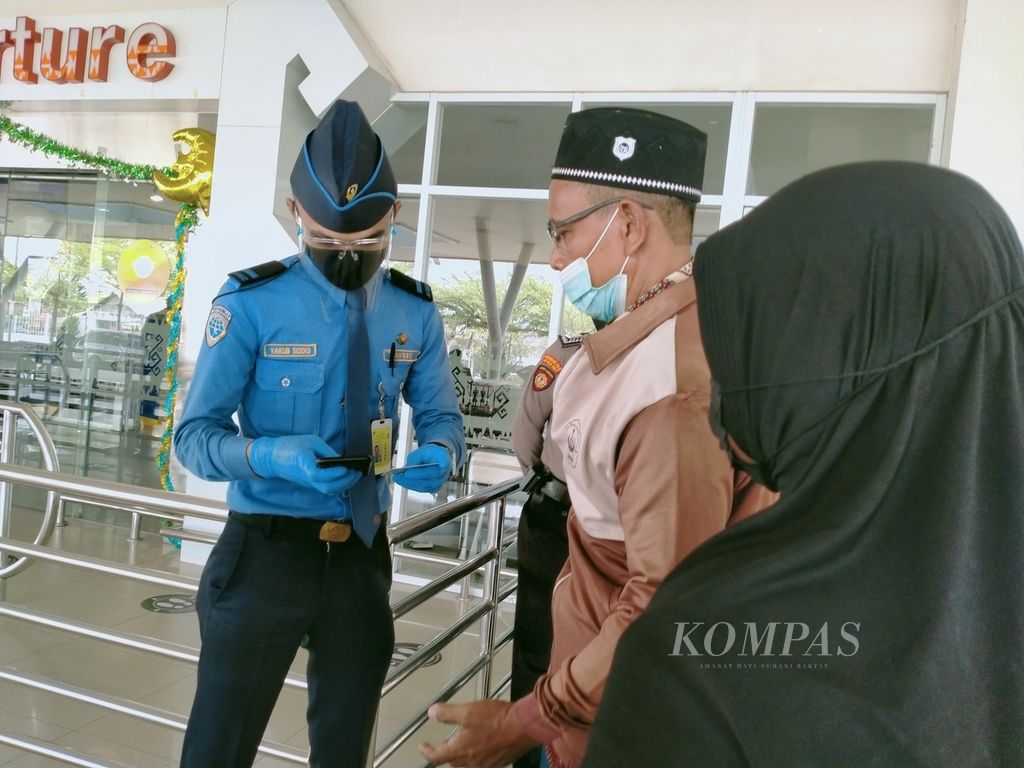 Petugas Bandara Radin Inten II, Lampung Selatan, mengecek kelengkapan dokumen calon penumpang pesawat, Selasa (19/4/2022).