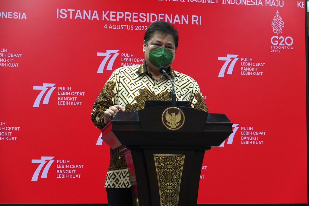 Menteri Koordinator Bidang Perekonomian Airlangga Hartarto dalam keterangan pers seusai rapat terbatas terkait produksi sorgum dan jagung di Istana Kepresidenan, Jakarta, Kamis (4/8/2022).