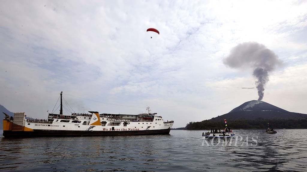 Feri membawa wisatawan untuk menikmati panorama Gunung Anak Krakatau di perairan Selat Sunda, Provinsi Lampung, Minggu (25/7/2010). 