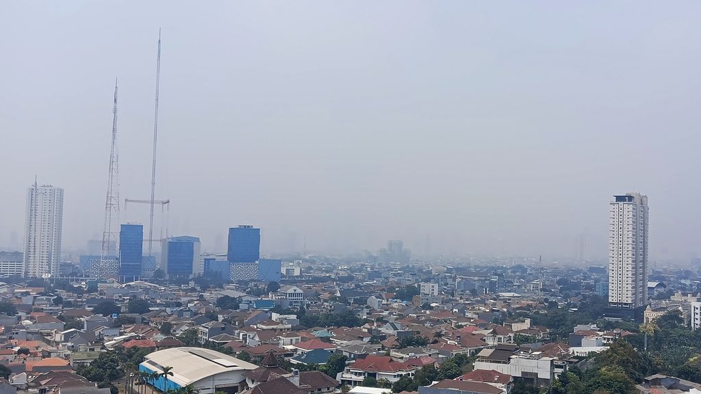 Polusi udara menutupi gedung tinggi di Jakarta, Minggu (3/9/2023). 