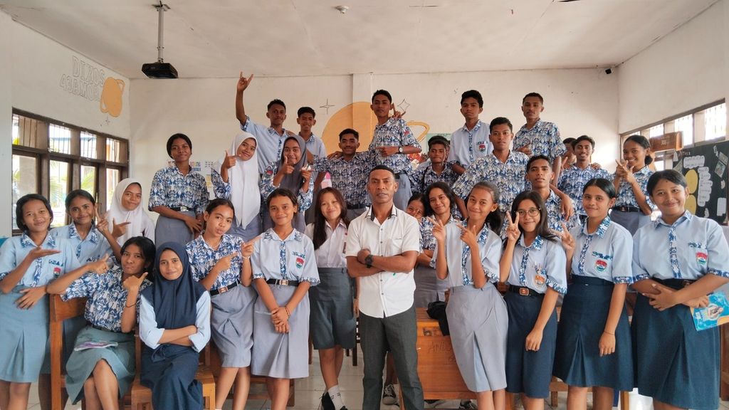 Damianus Dolu berpose bersama murid-muridnya di SMAN 1 Nubatukan, Kabupaten Lembata, Nusa Tenggara Timur. 