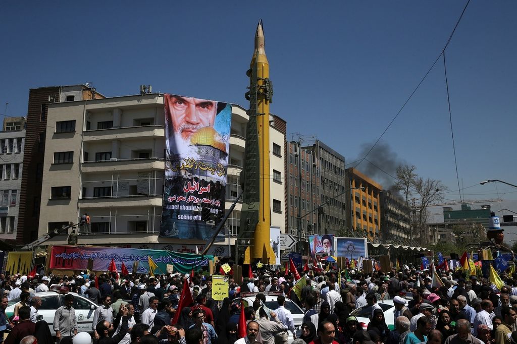 Dokumentasi foto bertanggal 23 Juni 2017 memperlihatkan sebuah rudal balistik permukaan ke permukaan, Ghadr H, yang dipamerkan oleh Pasukan Garda Revolusi Iran pada unjuk rasa tahunan pro-Palestina, Hari Al-Quds (Jerusalem), di Teheran, Iran.