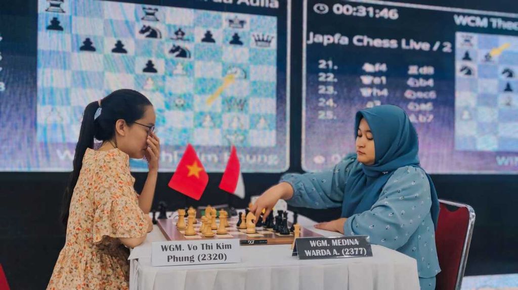 Pecatur Indonesia, Woman Grand Master (WGM) Medina Warda Aulia, melawan pecatur Vietnam, WGM Vo Thi Kim Phung, pada Duel Meet dalam JAPFA Chess Festival 2024 di Gedung Serbaguna Senayan, Jakarta, Selasa (20/8/2024).