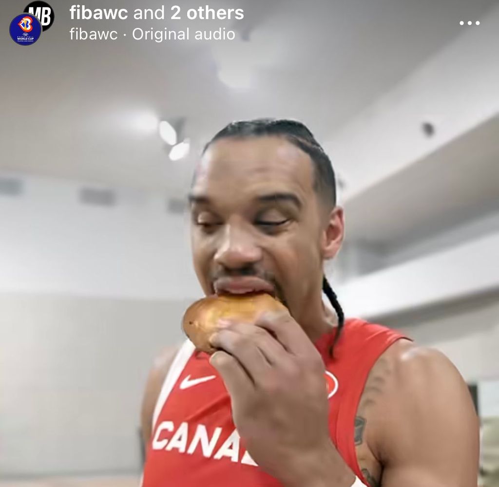 <i>Forward </i>tim Kanada, Dillon Brooks, mencicipi roti dari Indonesia di sela-sela latihannya menjelang Piala Dunia FIBA 2023 di Stadion Indonesia Arena, Kamis (24/8/2023).