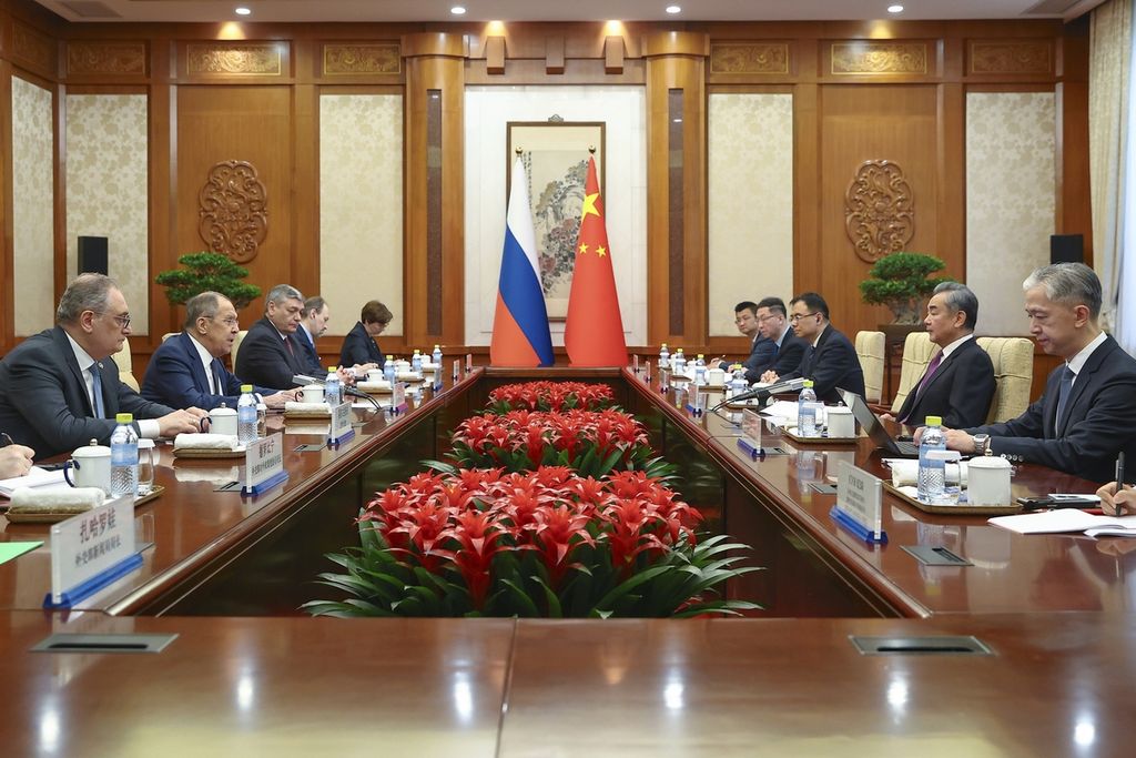 Dalam foto yang dirilis Kementerian Luar Negeri Rusia, Menteri Luar Negeri Sergey Lavrov (kedua kiri) dan Menteri Luar Negeri China Wang Yi (kedua kanan) menghadiri pembicaraan di Beijing, Selasa (9/4/2024). 